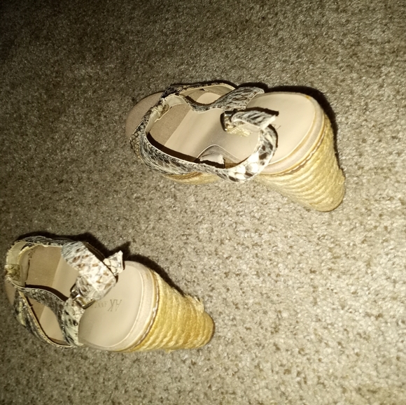 Anne Klein Killer Wedges. Size 7 - Picture 5 of 7